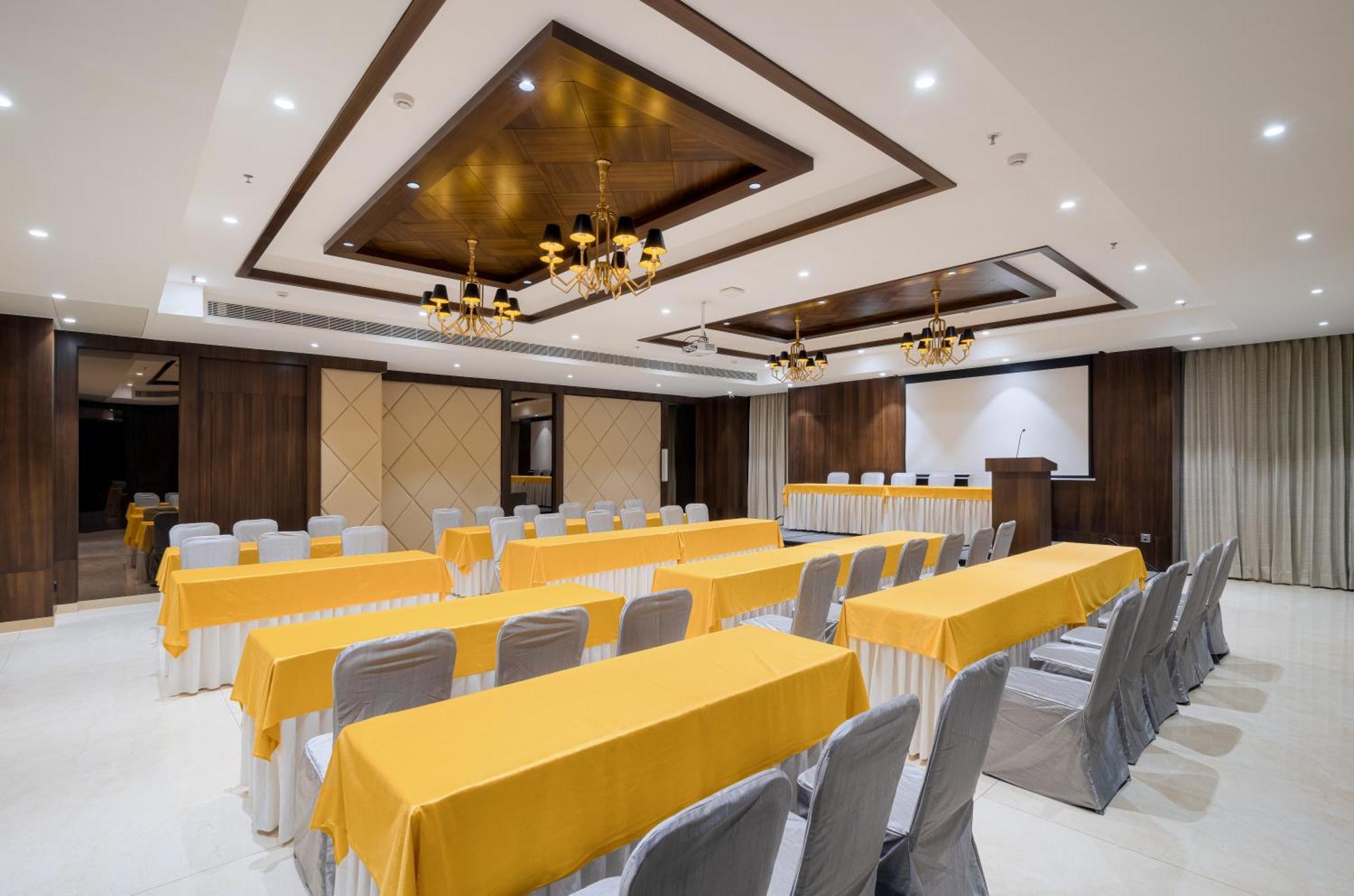 Hotel Royal Embassy à Erode Extérieur photo