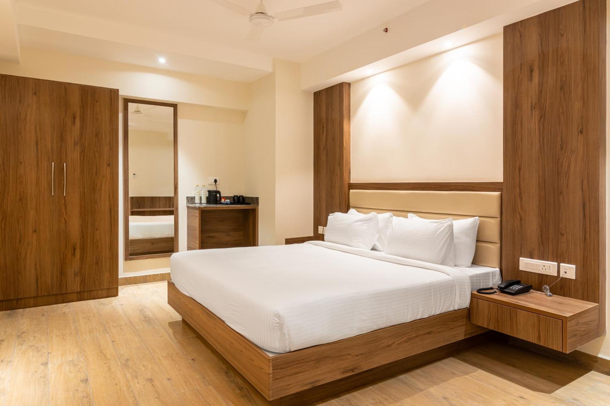 Hotel Royal Embassy à Erode Extérieur photo